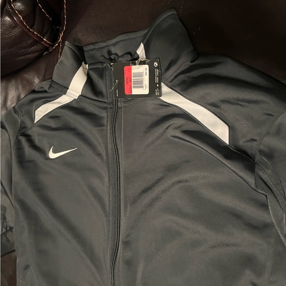 Nike Men's Black Jacket - Picture 4 of 5